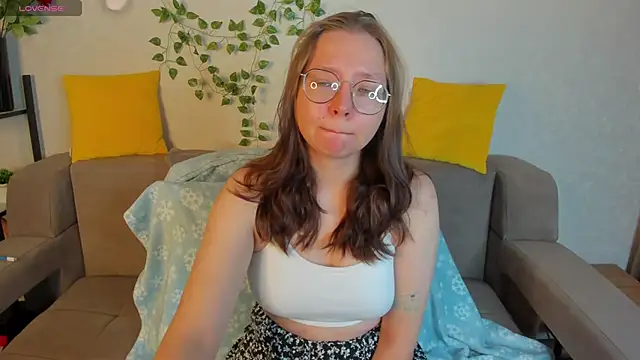 Nuura Moore online show from December 1, 2025, 1:06 am