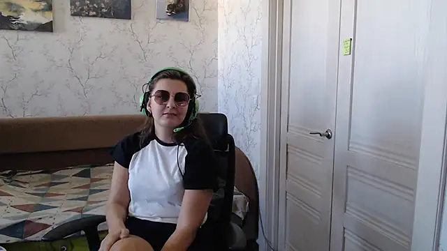 Snapshot of EveVisconti chatting on October 7, 2025, 8:37 am EveVisconti online show from October 7, 2025, 8:37 am