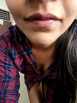 anshika0124 online show from December 4, 2025, 5:17 am