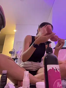 Snapshot of emi_star chatting on December 19, 2025, 11:51 pm emi star online show from December 19, 2025, 11:51 pm