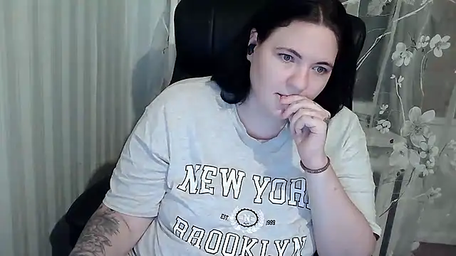 Snapshot of XLisaBlueXs_ chatting on October 12, 2025, 7:48 pm XLisaBlueXs online show from October 12, 2025, 7:48 pm