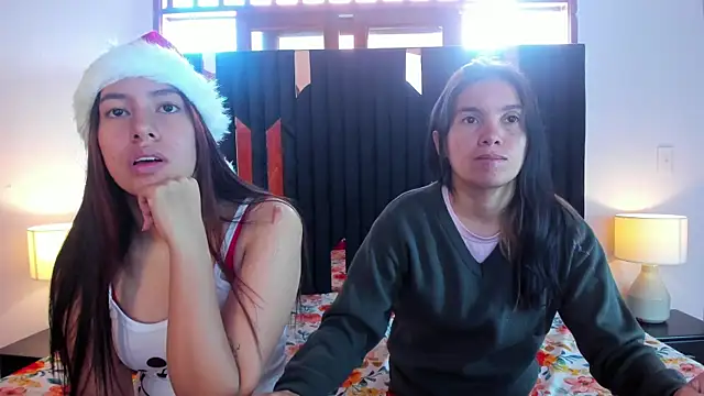 Snapshot of Sofy_and_Mia chatting on December 15, 2025, 12:44 pm Sofy and Mia online show from December 15, 2025, 12:44 pm