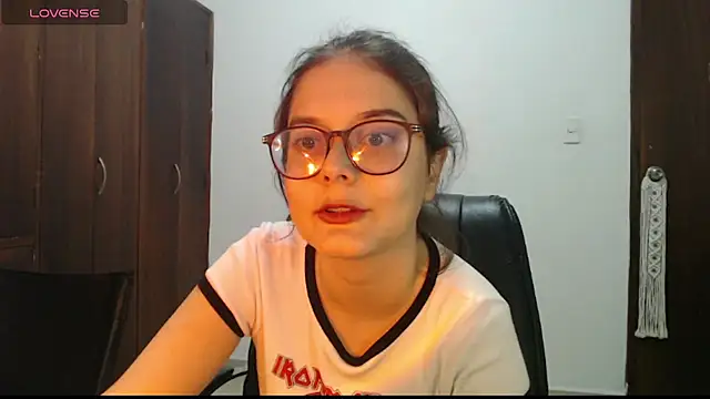 Snapshot of CarlaLorez chatting on October 18, 2025, 11:18 pm CarlaLorez online show from October 18, 2025, 11:18 pm