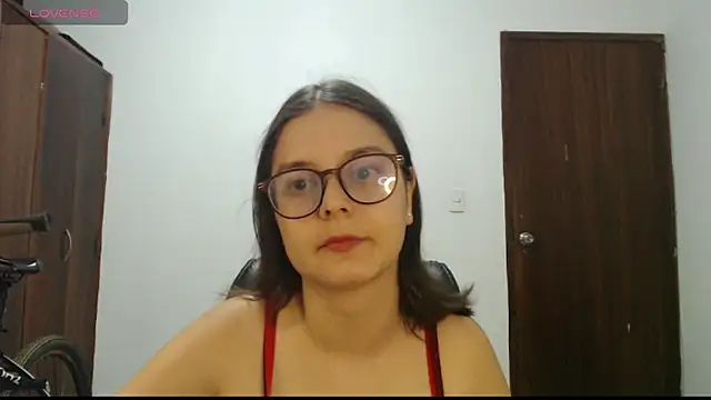 Snapshot of CarlaLorez chatting on October 28, 2025, 1:39 am CarlaLorez online show from October 28, 2025, 1:39 am