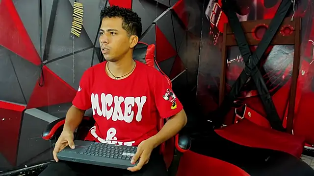 Snapshot of Raphael_LatinBoy chatting on October 18, 2025, 4:03 am Raphael LatinBoy online show from October 18, 2025, 4:03 am