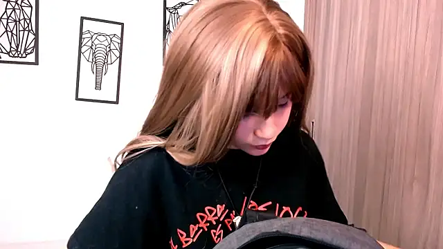 EmuOtori online show from October 21, 2025, 3:11 pm