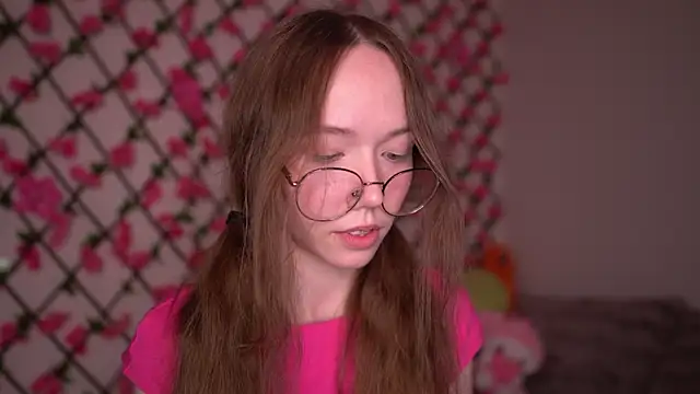 Snapshot of Petite_Polly chatting on October 15, 2025, 8:17 pm Petite Polly online show from October 15, 2025, 8:17 pm