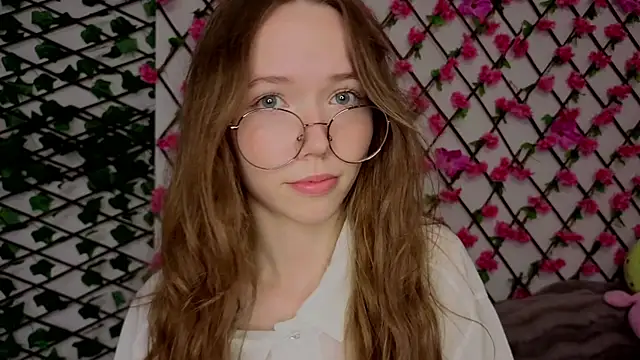 Snapshot of Petite_Polly chatting on October 16, 2025, 8:17 pm Petite Polly online show from October 16, 2025, 8:17 pm
