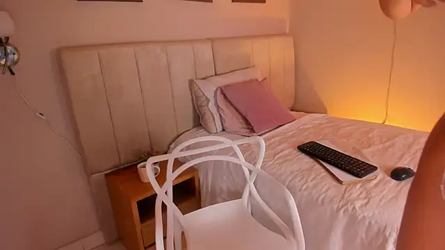 Snapshot of _alison_c chatting on October 15, 2025, 11:40 am alison c online show from October 15, 2025, 11:40 am