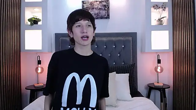 Emo Boy  online show from March 4, 2026, 8:27 pm