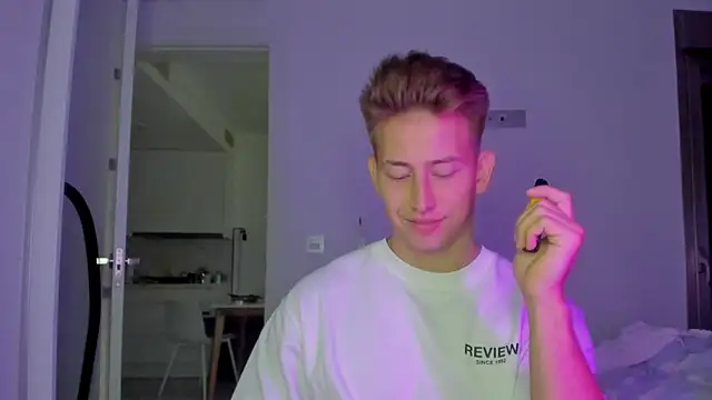 Snapshot of find0m_master chatting on December 21, 2025, 3:47 pm find0m master online show from December 21, 2025, 3:47 pm