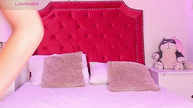 Snapshot of Sara_Collinss_ chatting on October 14, 2025, 11:33 am Sara Collinss online show from October 14, 2025, 11:33 am