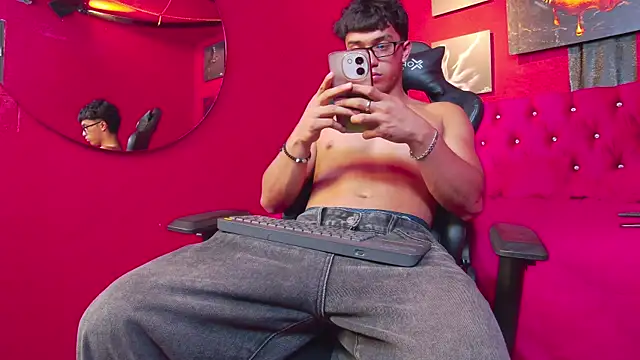 Snapshot of Stefano_Calle chatting on December 18, 2025, 6:45 pm Stefano Calle online show from December 18, 2025, 6:45 pm