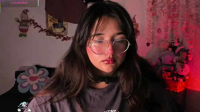 Snapshot of Emilycollei chatting on December 23, 2025, 4:23 am Emilycollei online show from December 23, 2025, 4:23 am