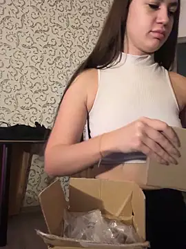 MayaGlow online show from December 22, 2025, 7:41 am