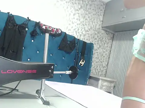 Snapshot of CrisstalPink chatting on November 8, 2025, 4:49 am CrisstalPink online show from November 8, 2025, 4:49 am