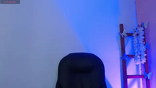 Snapshot of SweetRenata_ chatting on October 31, 2025, 11:18 am SweetRenata online show from October 31, 2025, 11:18 am