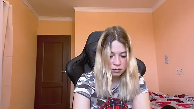 Snapshot of HotLuna69 chatting on December 17, 2025, 7:24 am HotLuna69 online show from December 17, 2025, 7:24 am