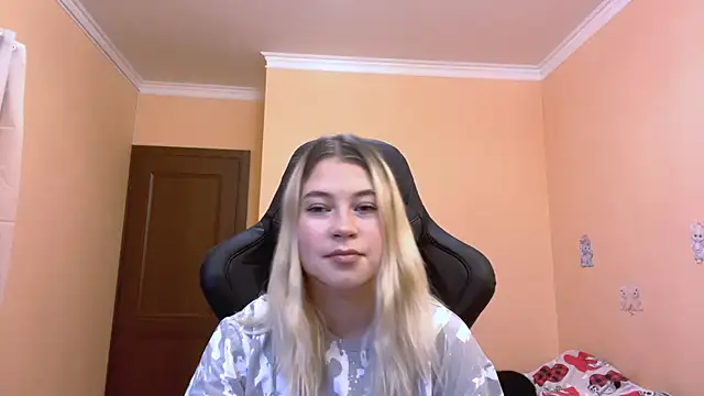 Snapshot of HotLuna69 chatting on December 18, 2025, 7:13 am HotLuna69 online show from December 18, 2025, 7:13 am