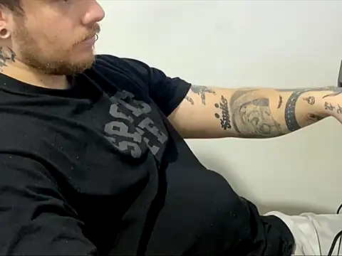 Snapshot of Skol_100802 chatting on February 17, 2026, 7:33 pm Skol 100802 online show from February 17, 2026, 7:33 pm