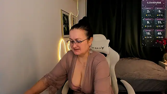 hottyannaa online show from February 4, 2026, 2:39 am