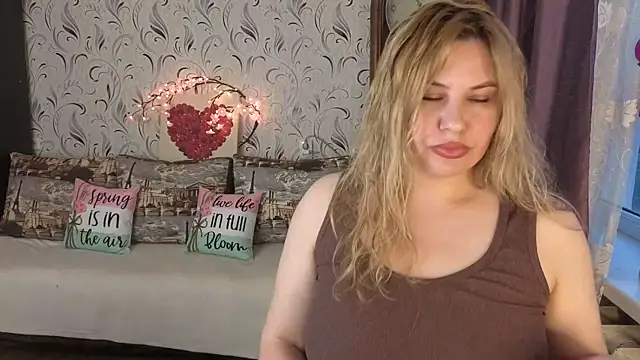 Snapshot of Passion-Blondy chatting on June 2, 2026, 5:13 pm Passion-Blondy online show from June 2, 2026, 5:13 pm