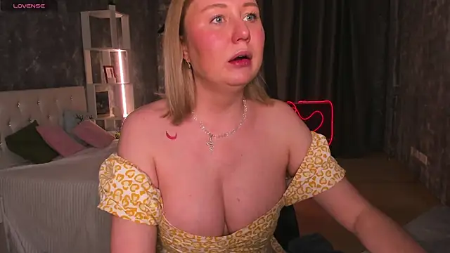 Snapshot of scent__of_woman chatting on December 17, 2025, 1:32 am scent of woman online show from December 17, 2025, 1:32 am