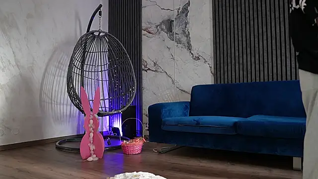 RachelRavee online show from April 13, 2026, 5:00 am