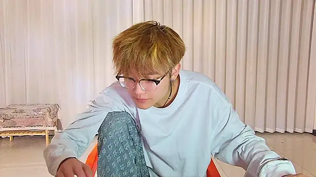 KK-cuteboy online show from April 14, 2026, 6:24 pm