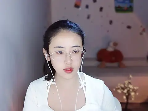 Snapshot of Queena_ chatting on December 15, 2025, 7:47 am Queena online show from December 15, 2025, 7:47 am