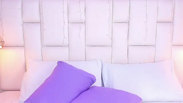 EmmaHolter online show from November 5, 2025, 7:28 pm