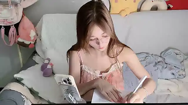 xiaoguaiss online show from October 23, 2025, 5:50 am