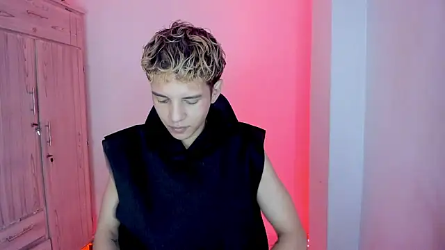 Snapshot of tylernova chatting on February 15, 2026, 4:02 am tylernova online show from February 15, 2026, 4:02 am