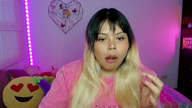 EllieMoonX online show from April 17, 2026, 11:07 pm