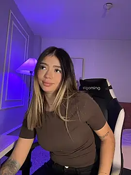 HoneyMollyX online show from April 5, 2026, 1:07 pm