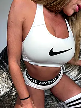 MrsCharlottFox online show from November 14, 2025, 1:37 pm