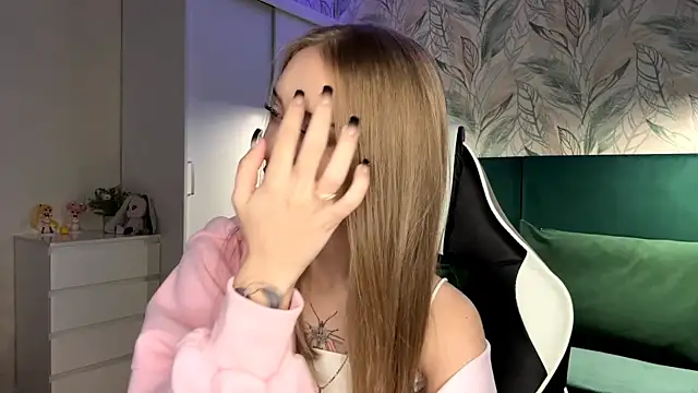 EvaPeace online show from October 28, 2025, 4:17 pm