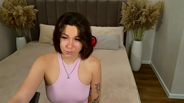 EdenSolis online show from November 13, 2025, 8:07 am