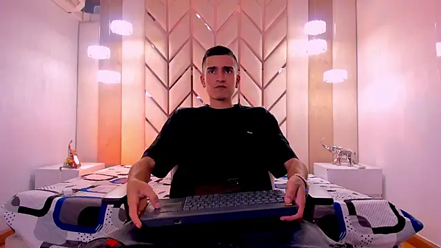 Ethan Boy  online show from February 6, 2026, 8:05 pm