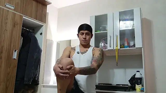 Snapshot of _sucioguapo chatting on October 13, 2025, 10:54 pm sucioguapo online show from October 13, 2025, 10:54 pm