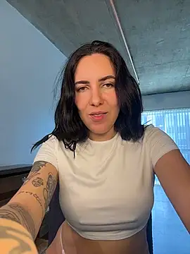 Lolathebaddie online show from February 17, 2026, 5:43 pm