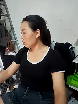 Snapshot of pusi_xinh chatting on October 15, 2025, 3:49 am pusi xinh online show from October 15, 2025, 3:49 am