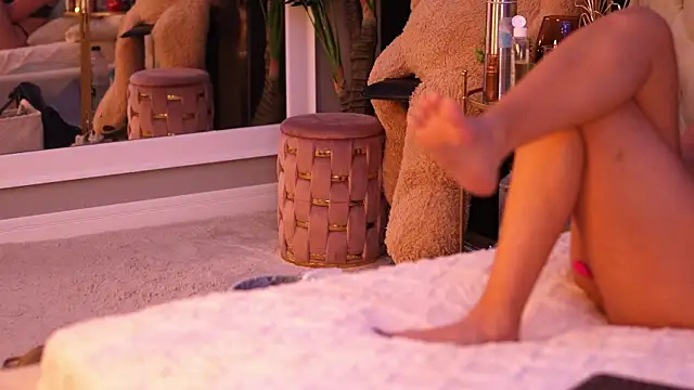 Snapshot of LuxenNoir chatting on October 29, 2025, 5:50 am LuxenNoir online show from October 29, 2025, 5:50 am