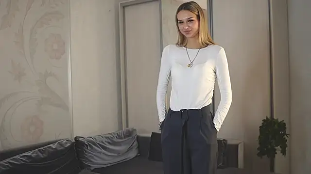 Snapshot of Velvessence chatting on November 10, 2025, 11:37 am Velvessence online show from November 10, 2025, 11:37 am