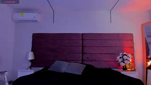 Snapshot of LittleVaale chatting on December 5, 2025, 10:36 am LittleVaale online show from December 5, 2025, 10:36 am