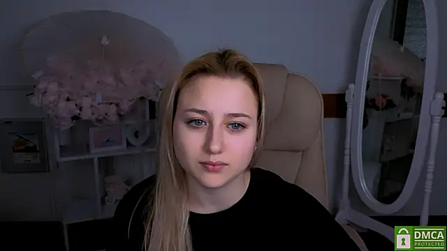 Snapshot of Lulu___Moon chatting on February 4, 2026, 9:43 pm Lulu Moon online show from February 4, 2026, 9:43 pm