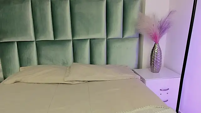 HollyPeach online show from February 4, 2026, 7:31 pm