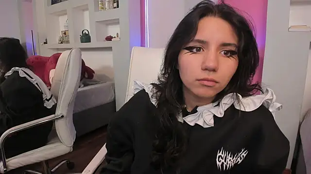 HollyPeach online show from April 2, 2026, 1:07 pm