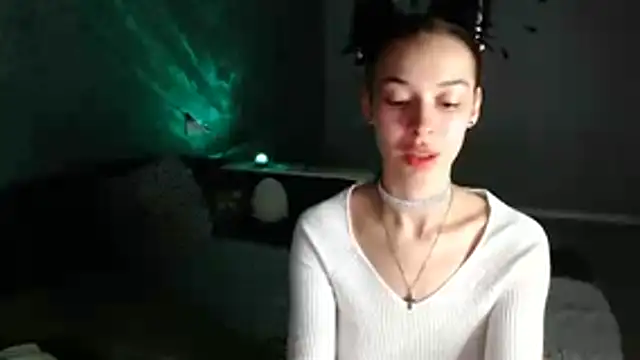 Daphne Darkthorn online show from November 19, 2025, 8:20 pm