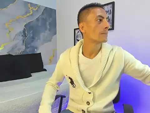 latin crissex online show from November 24, 2025, 12:27 pm